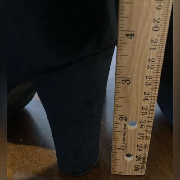 Ladies Size 8.5 Libby Edelman “Justine” Black 3 1/2” Bootie With Soft Satin Feel - Picture 7 of 17